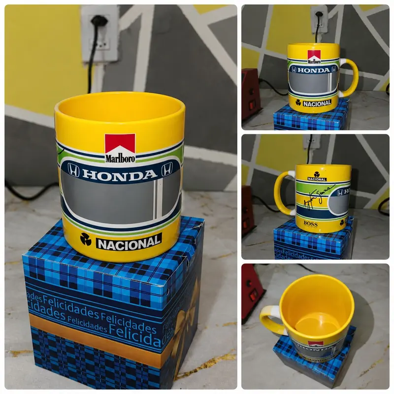 Caneca amarela personalizada com arte de capacete de corrida, mostrada por vários ângulos sobre a embalagem da Amuyu