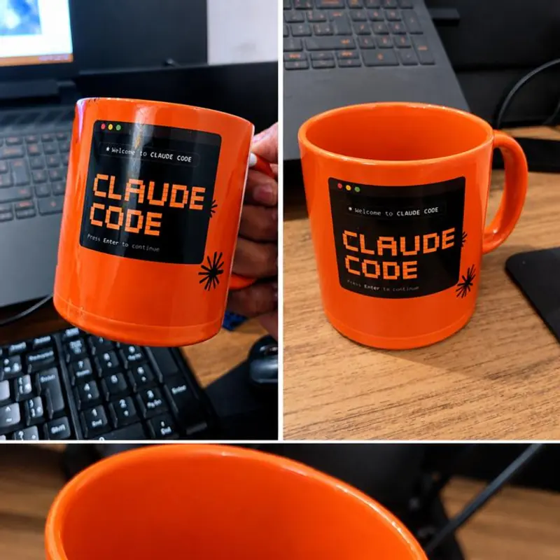Caneca laranja personalizada com arte de tela de computador, mostrando o interior e a alça na mesma cor