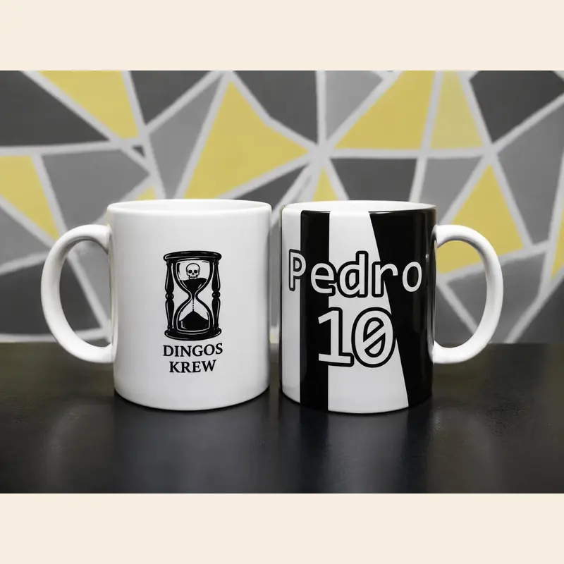 Caneca branca com ilustração de ampulheta e caveira ao lado de caneca listrada personalizada com nome e número, no estilo camisa de time