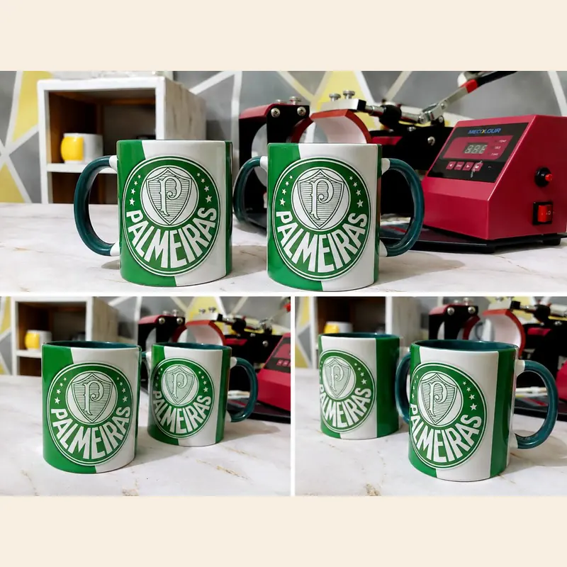 Duas canecas verdes personalizadas com escudo de time de futebol, ao lado da prensa térmica usada na produção